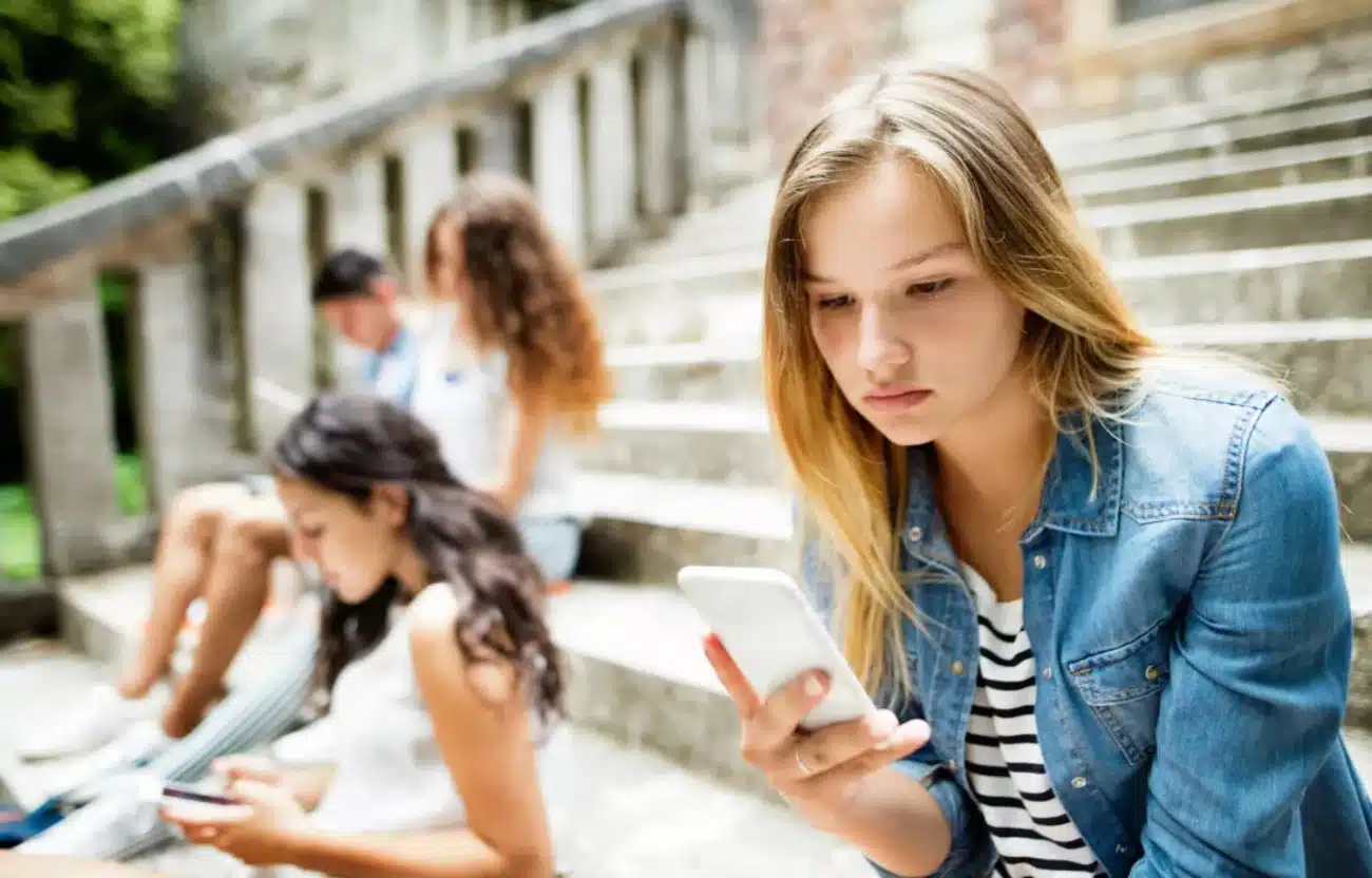 La France interdit les réseaux sociaux aux moins de 15 ans et les smartphones au lycée